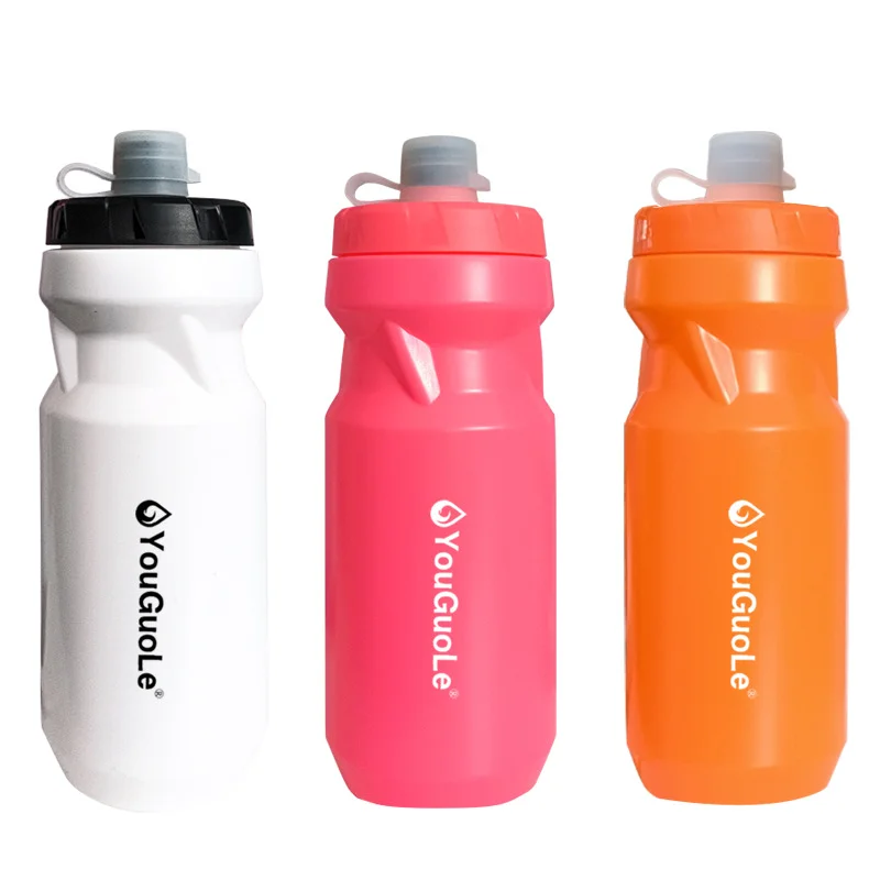 Verschiedene Sport-Wasserflaschen aus Kunststoff in Weiß, Rosa und Orange