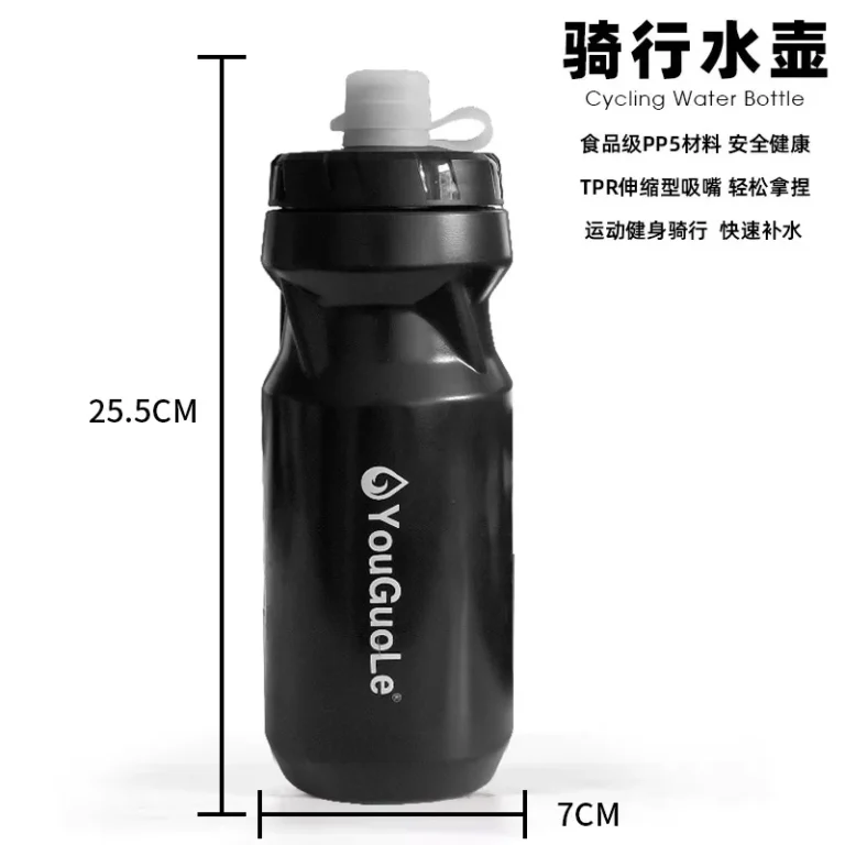 Schwarze Sport-Wasserflasche aus Kunststoff mit Messskala und Strohhalmdeckel