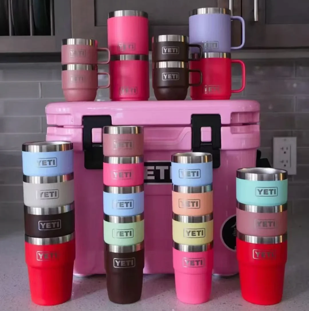 Canecas de café Yeti personalizadas em cores variadas, exibidas com estojo rosa