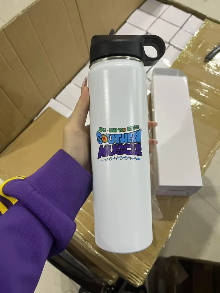 Vasos personalizados en varios tamaños con logotipos impresos en UV, disponibles para pedidos personalizados al por mayor.