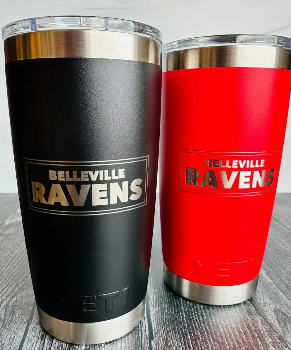 Canecas de café personalizadas Yeti com logotipo dos Ravens em preto e vermelho para brindes corporativos