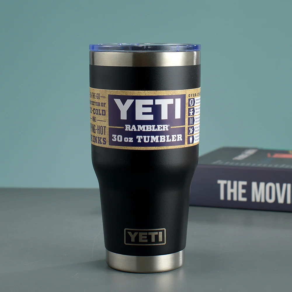 Bicchiere Yeti nero opaco con marchio personalizzato, ideale per eventi all'ingrosso