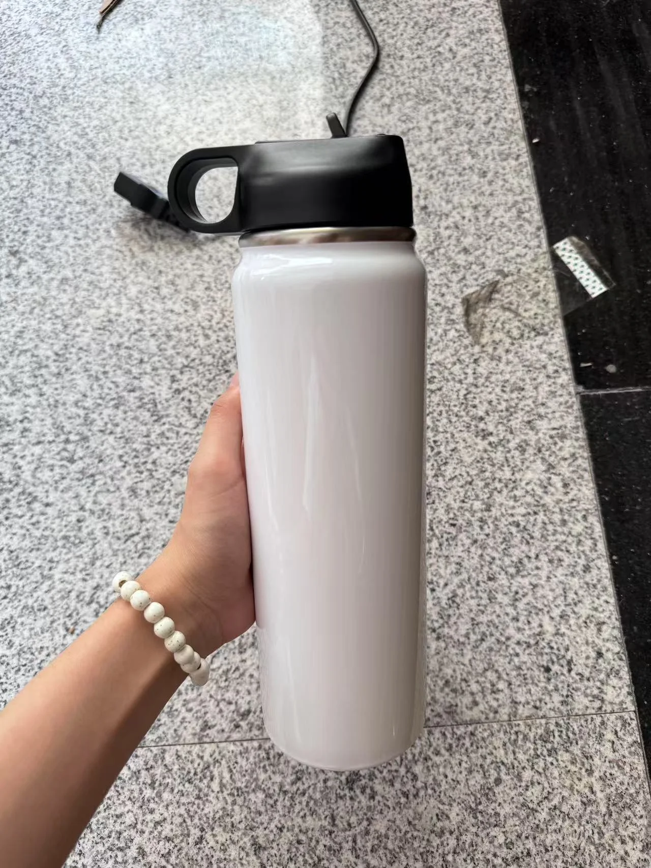 Vaso personalizado sencillo con detalle en la tapa, adecuado para logotipos impresos con UV en pedidos promocionales.