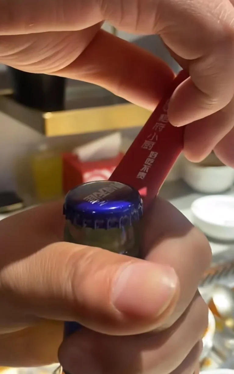 Использование зажигалки для открывания крышки бутылки — популярный, но рискованный способ открыть бутылку без открывалки; правильный захват важен, чтобы избежать травм.
