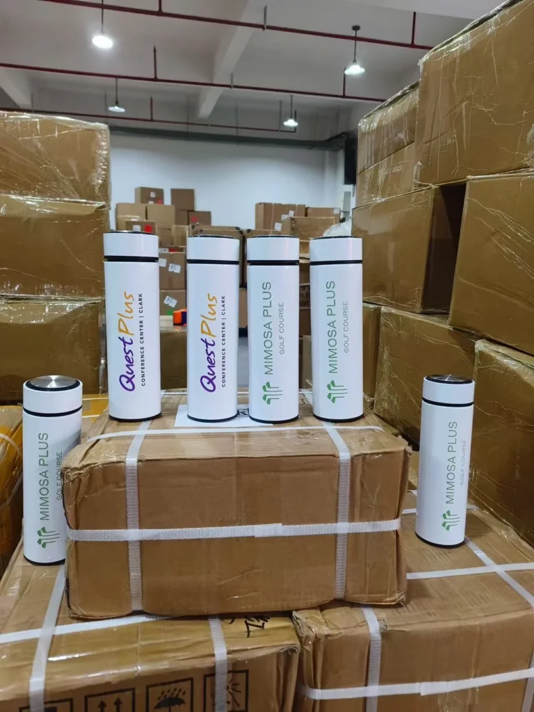 Botellas de agua personalizadas a granel en embalaje de fábrica.