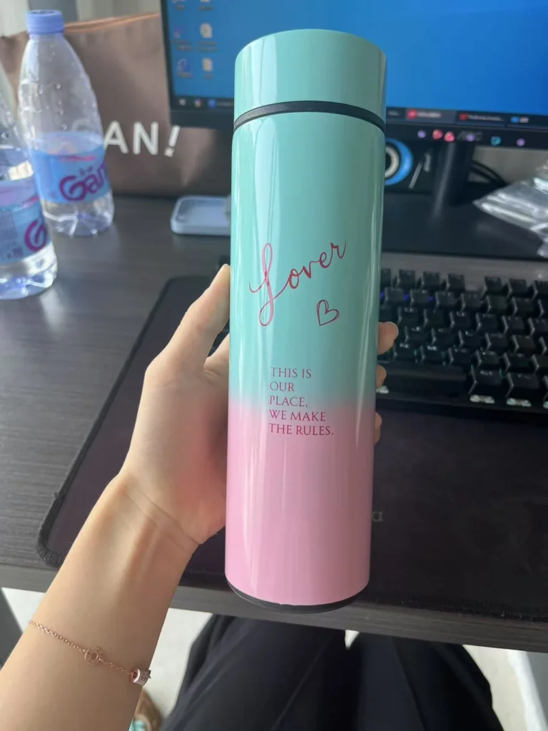 Botella personalizada colorida con diseño de degradado pastel.