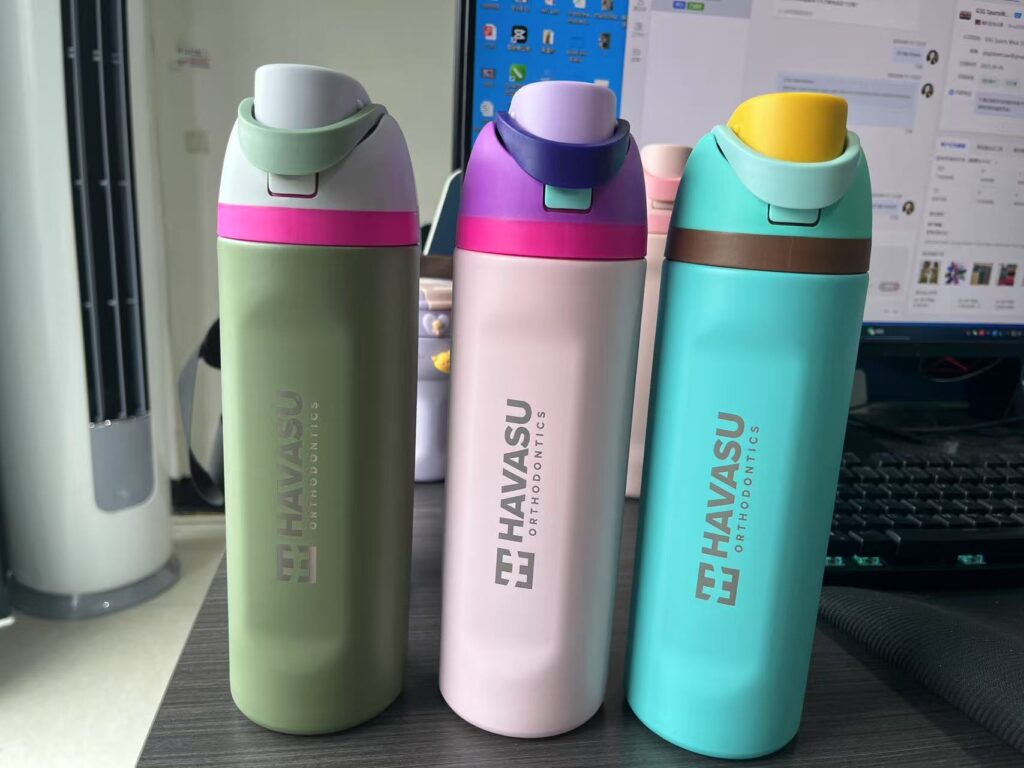 Botellas Owala grabadas en plata, verde y morado con logotipo