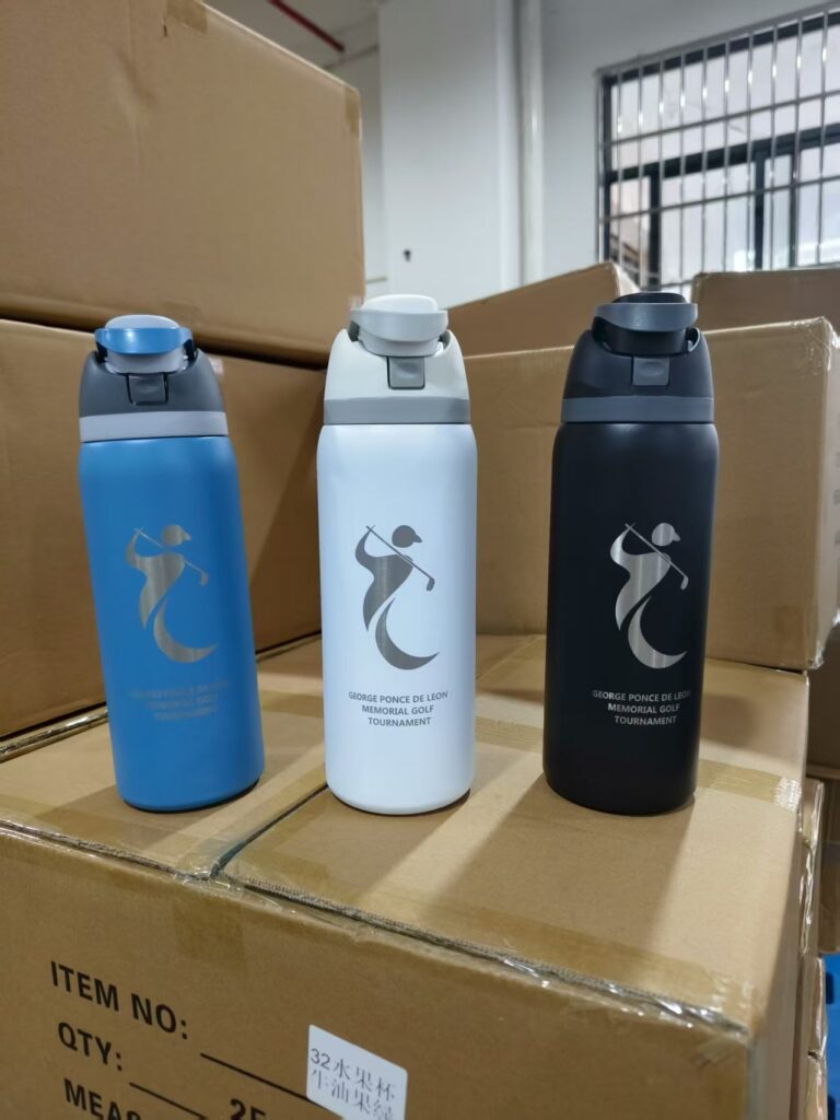 Botellas Owala azules y negras grabadas, empaquetadas para pedidos al por mayor
