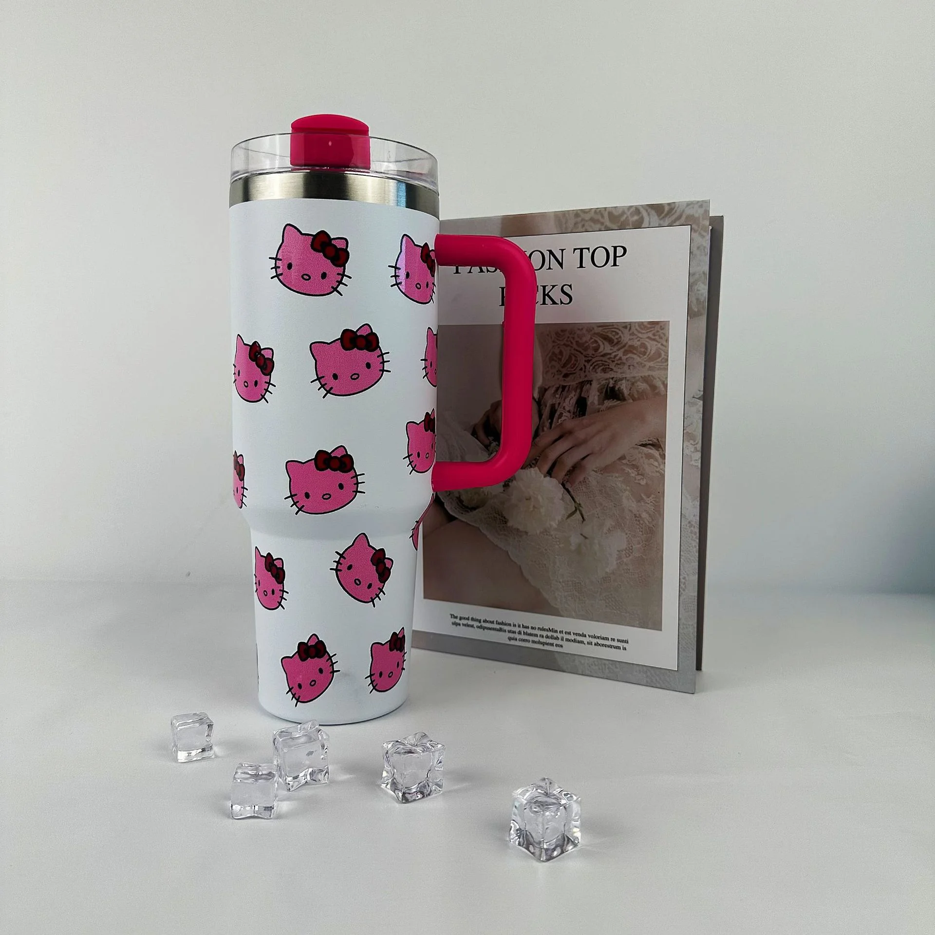 cană albă Hello Kitty Stanley cu capac și mâner roz, expusă