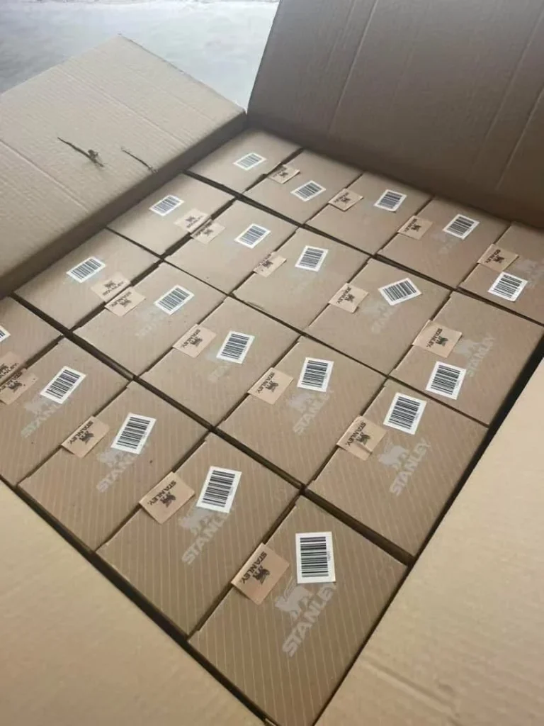 Copos Stanley embalados em caixas de transporte a granel na China – mostrando onde Stanley é feito e enviado