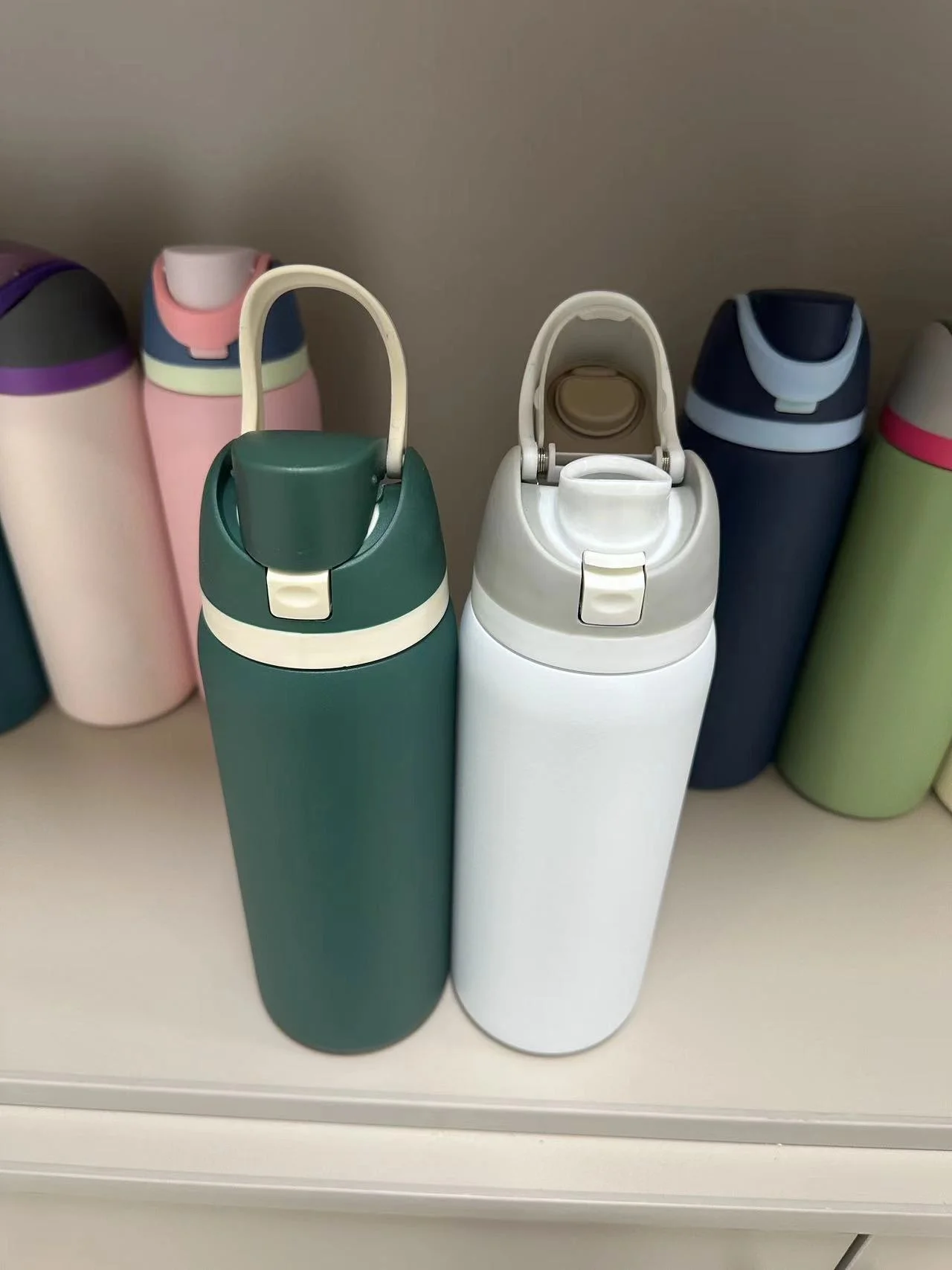 reka bentuk logo tersuai botol air owala hijau dan putih untuk hadiah perniagaan