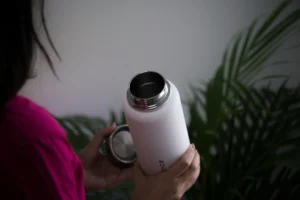 Why does my water taste like metal – stainless steel water bottle held in hand