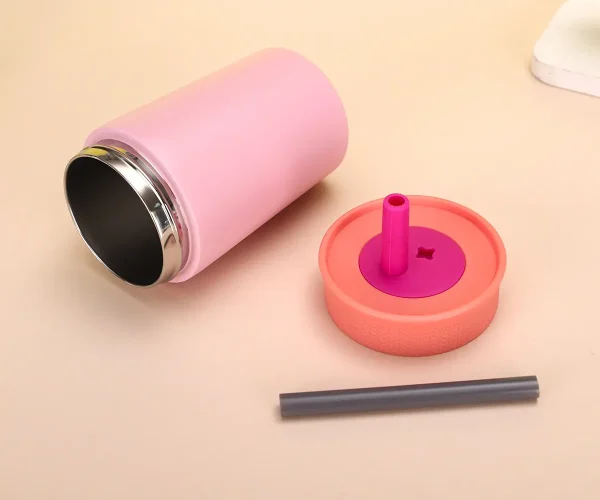 Detail picture: custom sippy cup with straw